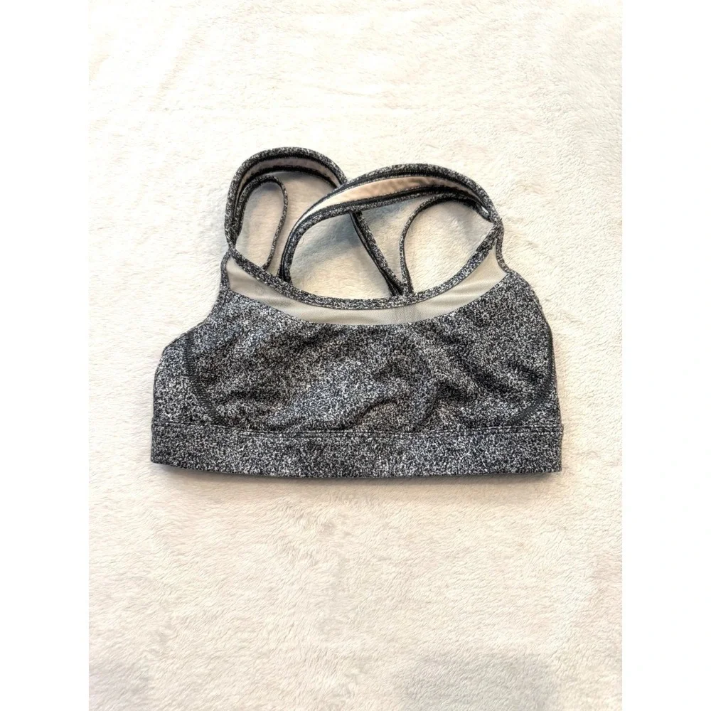 Lululemon Get Down Sports Bra in the Rio Mist‎ White Black colorway W2CD9S
